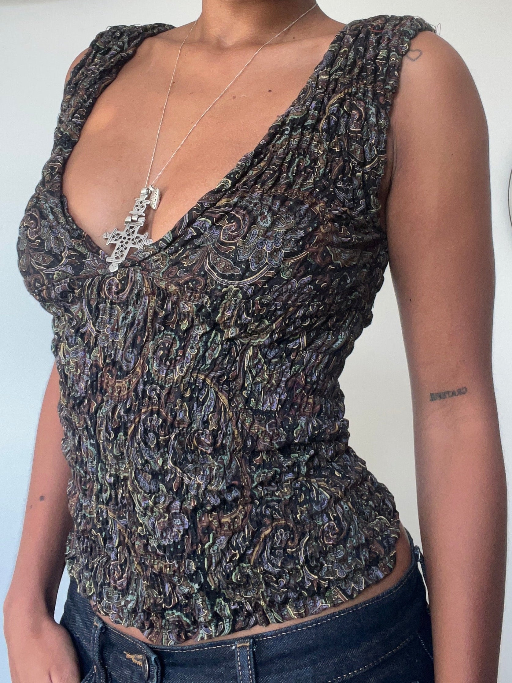 2-in-1 V-neck / Boatneck Paisley top
