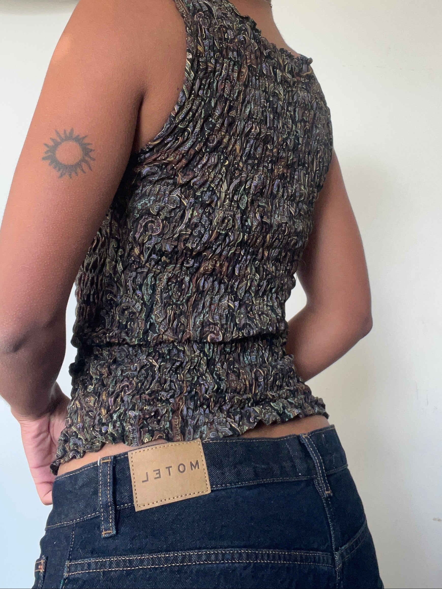 2-in-1 V-neck / Boatneck Paisley top